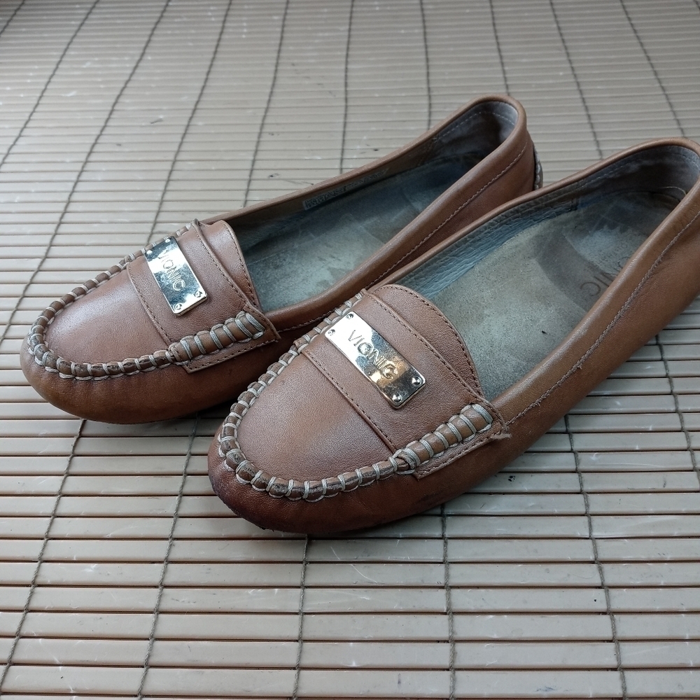 Vionic 'Sydney' driving shoe loafer moccasins. Brown leather. Golden Logo plaqu
